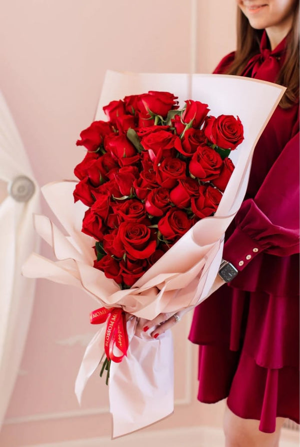 Elegant hand-tied 50 red roses heart-shaped bouquet for Valentine's Day1