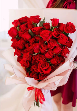 Elegant hand-tied 50 red roses heart-shaped bouquet for Valentine's Day2